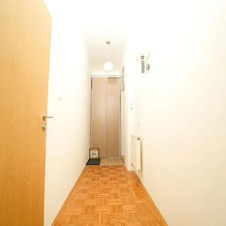 1bdr In Heart Of Center Apartment *