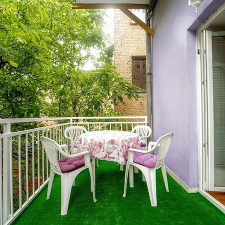 1bdr In Heart Of Center Apartman